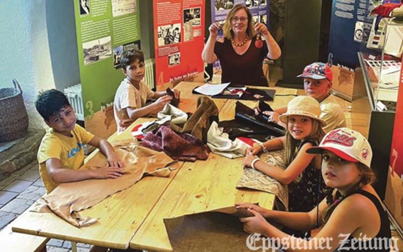 Lederworkshop mit Kindern an einem Tisch, Sonja von Saldern