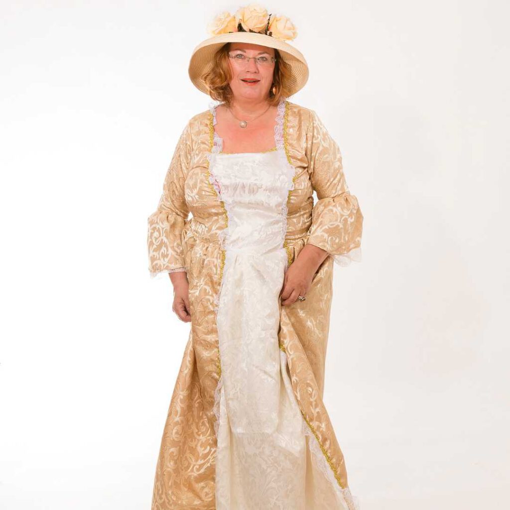 Sonja Von Saldern, Autorin und Museumspädagogin, im goldenen Kostüm mit Rosen am Hut